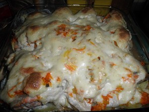 Форель под сливочно-чесночным соусом на картофельной подушке