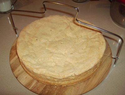 Разрезание бисквита на коржи и выравнивание торта