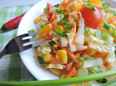 Салат из свежей капусты, кукурузы и огурца