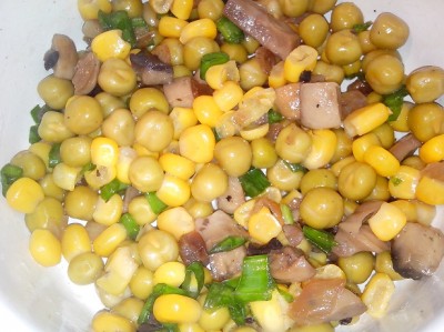Салат с маринованными шампиньонами и кукурузой