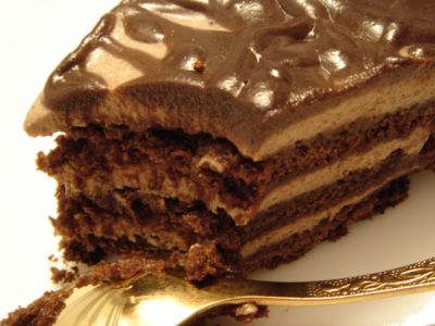 Песочный шоколадный торт со сметанно-творожным кремом и вишней