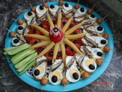 Интересные бутерброды с шпротами и огурцом на праздничный стол