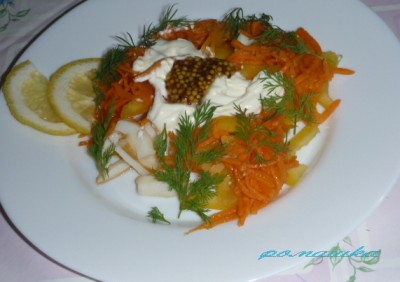 Салат с копченым кальмаром, сыром и яйцами