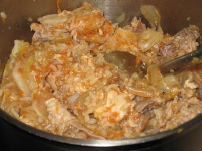 Солянка с рисом и капустой и мясом и рис с мясом и капустой на сковороде