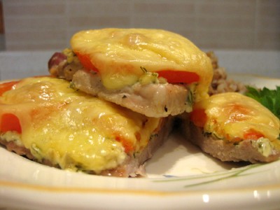 Свинина, запеченная в духовке с помидорами и сыром «Гармошка», вкусный рецепт мяса в фольге!