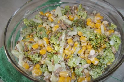 Свежий салат с кукурузой и огурцом