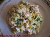Салат с консервированным тунцом, огурцами, кукурузой и яйцом