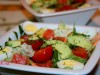 Салат с лососем, перепелиными яицами и авокадо