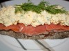 Бутерброд с яичным салатом и копченым лососем