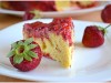 Перевёрнутый сливочный кекс с клубникой