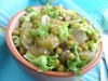 Салат из фриссе, зелёного горошка и солёных огурцов
